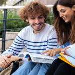 een groep studenten die buiten samenwerken