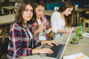 nastolatki uczą się programować